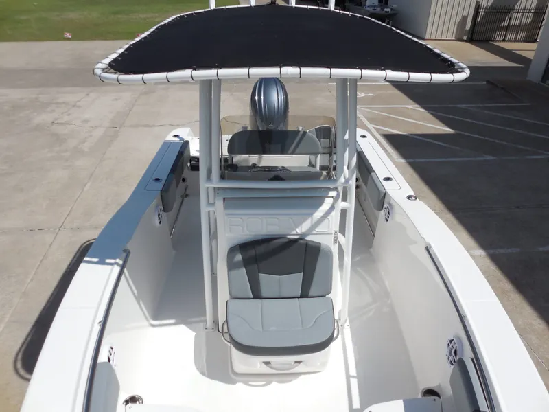 Slide: The Image of Robalo R200 Center Console 2026 - 18