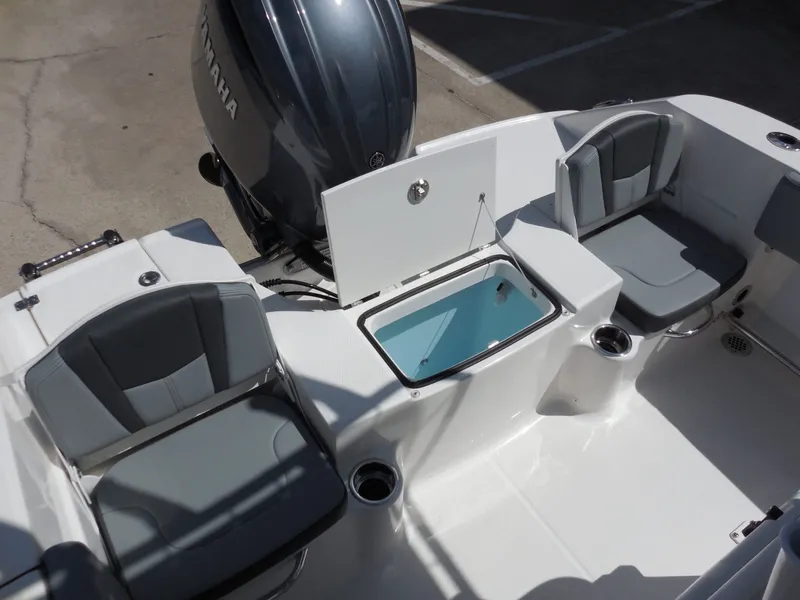 Slide: The Image of Robalo R200 Center Console 2026 - 19