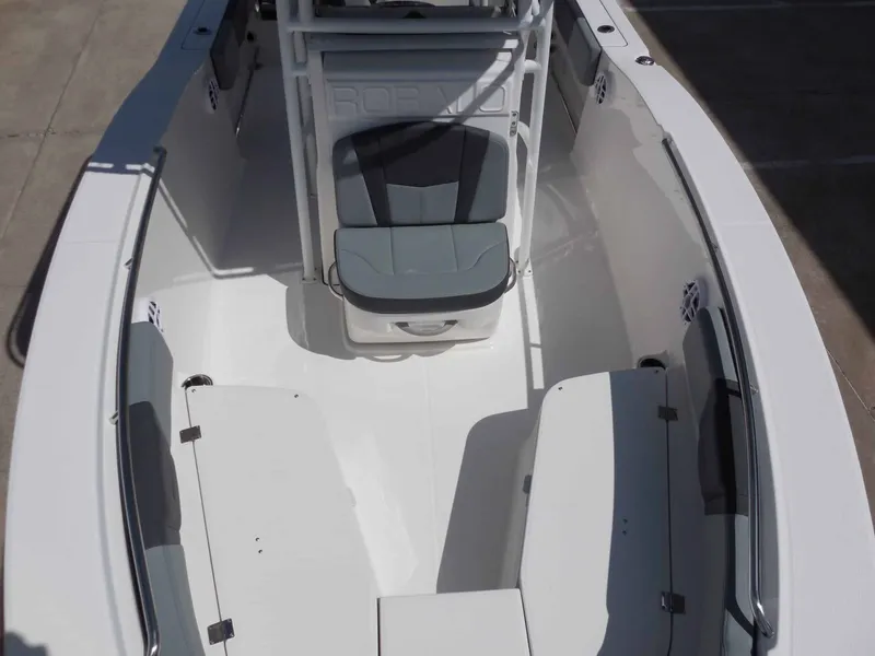 Slide: The Image of Robalo R200 Center Console 2026 - 17