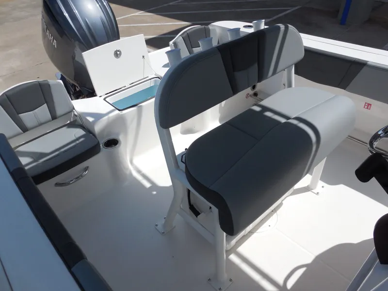 Slide: The Image of Robalo R200 Center Console 2026 - 21