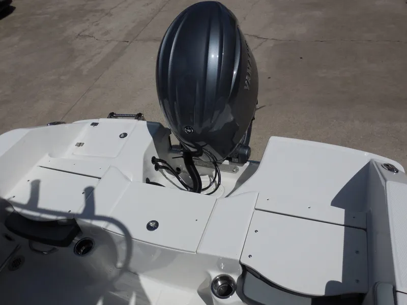 Slide: The Image of Robalo R200 Center Console 2026 - 22