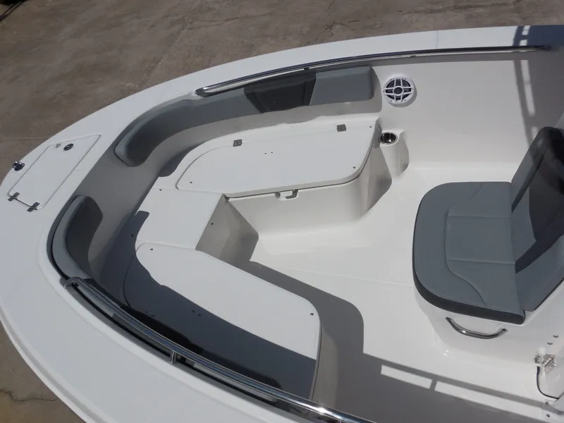 Slide: The Image of Robalo R200 Center Console 2026 - 23