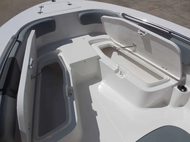 Slide: The Image of Robalo R200 Center Console 2026 - 16