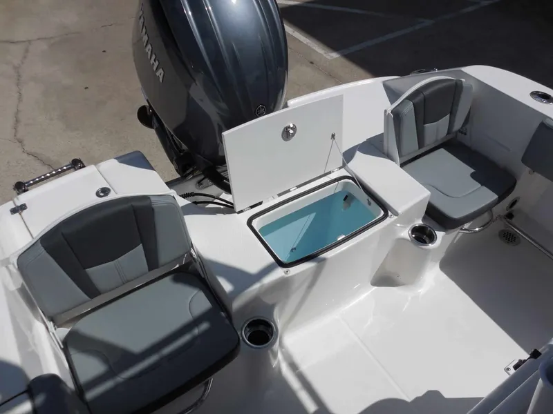 Slide: The Image of Robalo R200 Center Console 2026 - 19