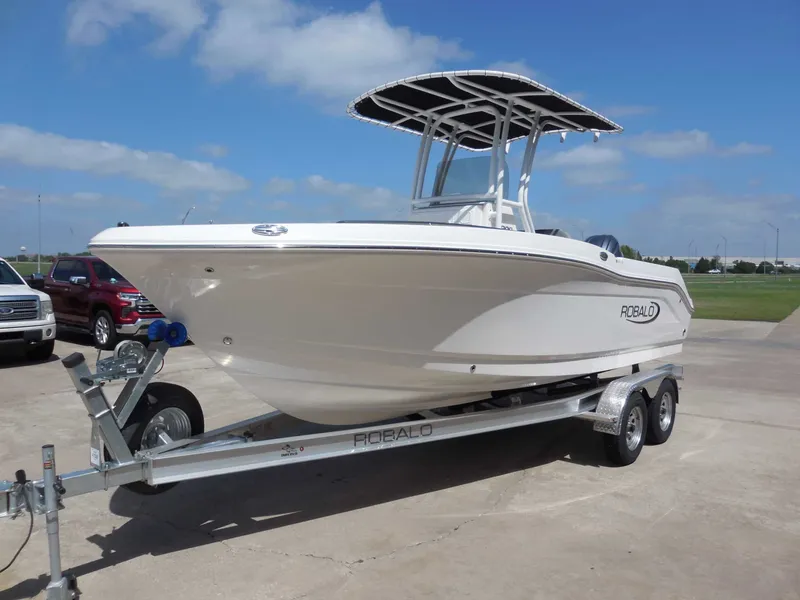 Slide: The Image of Robalo R200 Center Console 2026 - 7