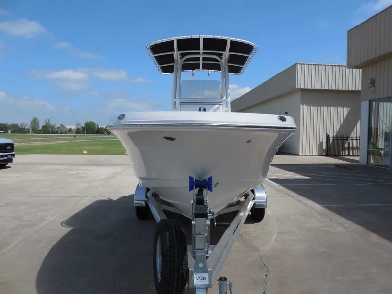 Slide: The Image of Robalo R200 Center Console 2026 - 8