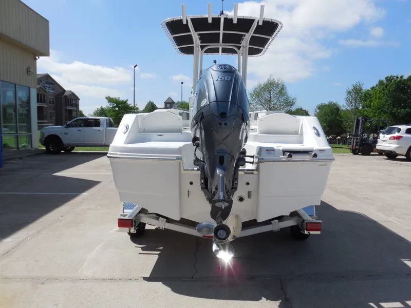 Slide: The Image of Robalo R200 Center Console 2026 - 4