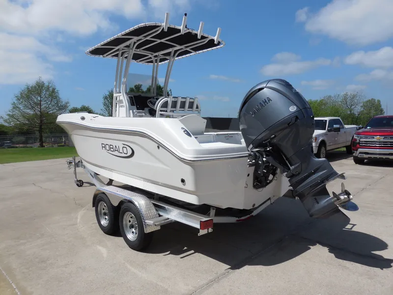 Slide: The Image of Robalo R200 Center Console 2026 - 5