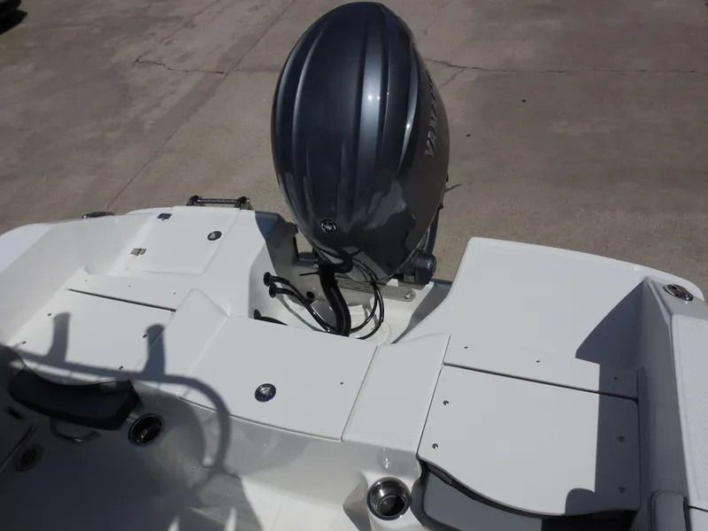 Slide: The Image of Robalo R200 Center Console 2026 - 22