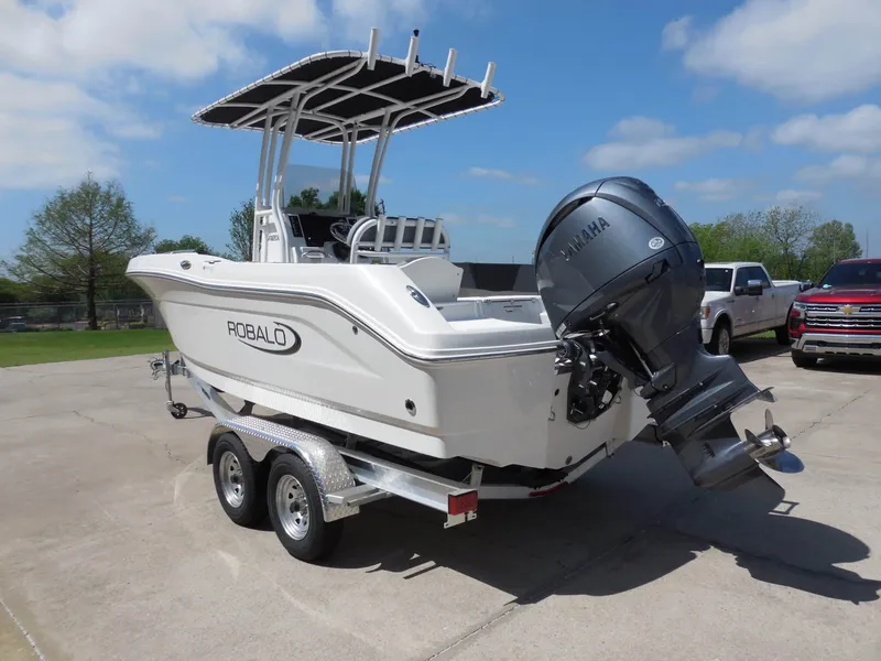 Slide: The Image of Robalo R200 Center Console 2026 - 5