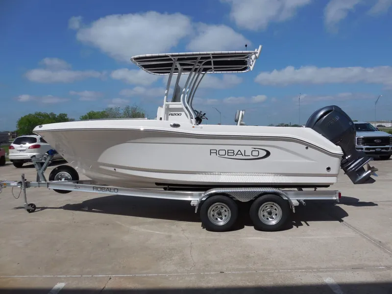Slide: The Image of Robalo R200 Center Console 2026 - 6
