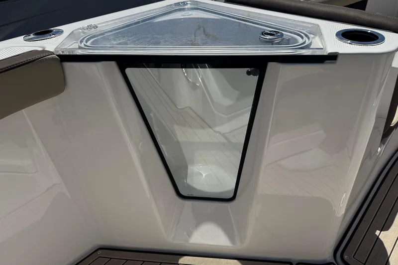Slide: The Image of Yamaha Boats 2026 model 255 FSH Sport E, featuring a sleek storage compartment. - 22