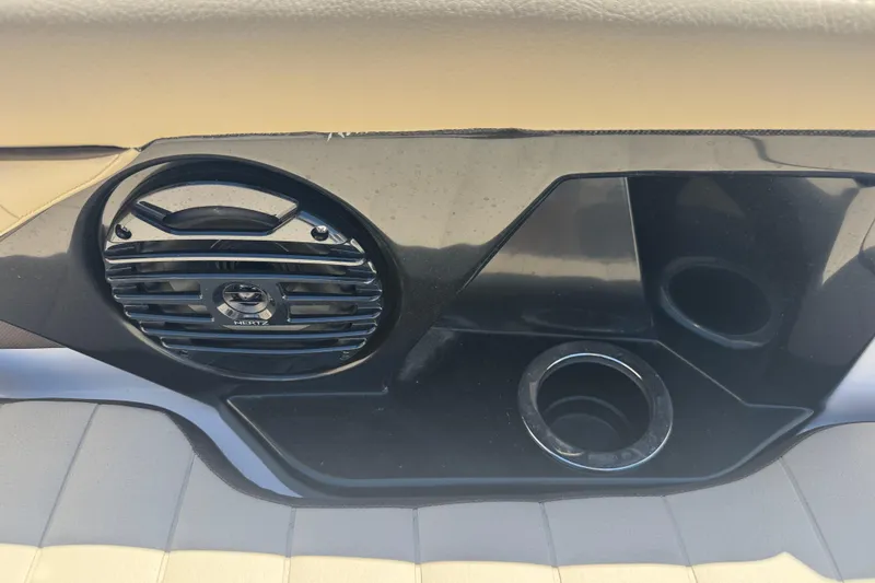 Slide: The Image of Speaker and cup holder on 2026 Yamaha Boats 255 FSH Sport E. - 20