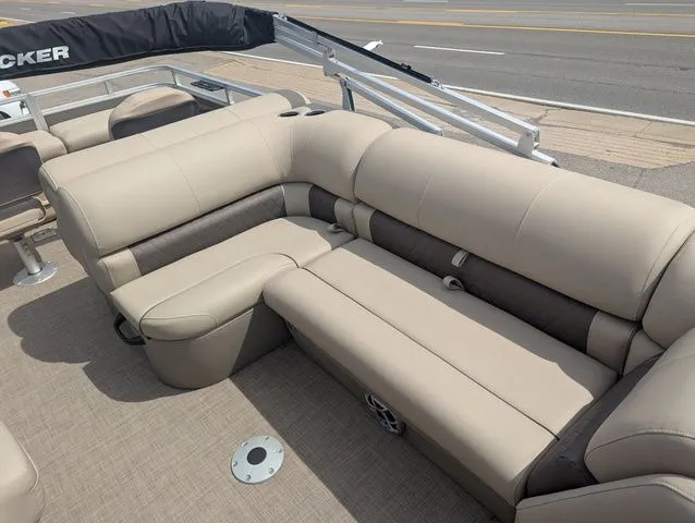 Slide: The Image of Sun Tracker Fishin' Barge 22 XP3 2025 - 10