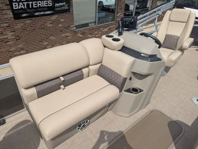 Slide: The Image of Sun Tracker Fishin' Barge 22 XP3 2025 - 11