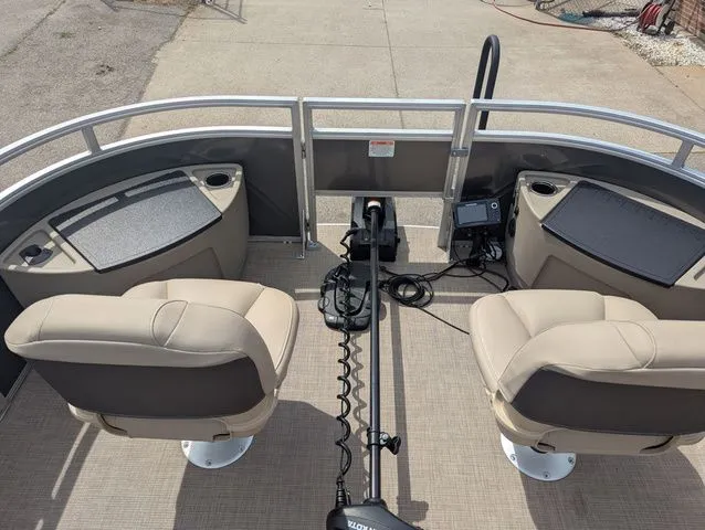 Slide: The Image of Sun Tracker Fishin' Barge 22 XP3 2025 - 12