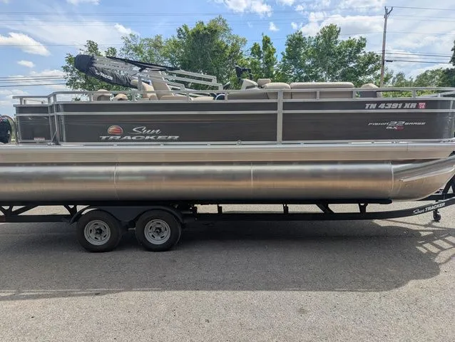Slide: The Image of Sun Tracker Fishin' Barge 22 XP3 2025 - 3