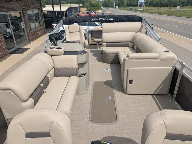 Slide: The Image of Sun Tracker Fishin' Barge 22 XP3 2025 - 5