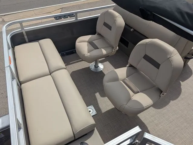 Slide: The Image of Sun Tracker Fishin' Barge 22 XP3 2025 - 6