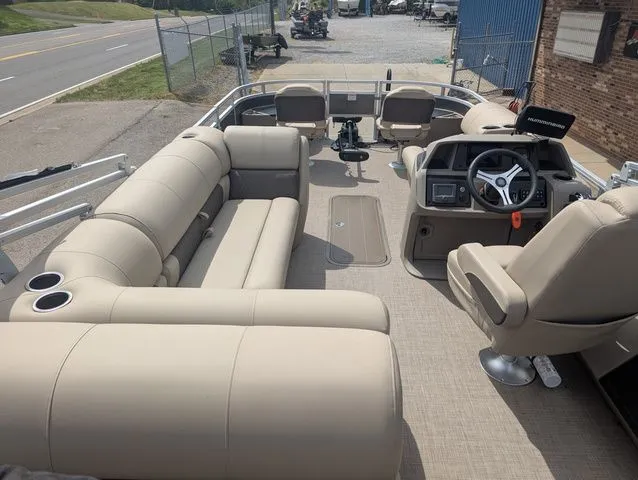 Slide: The Image of Sun Tracker Fishin' Barge 22 XP3 2025 - 7