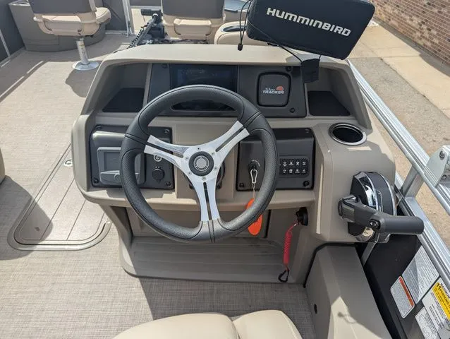 Slide: The Image of Sun Tracker Fishin' Barge 22 XP3 2025 - 9