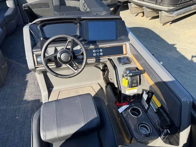 Slide: The Image of Godfrey Sanpan 2500 SFL - Suzuki 350 2026 - 16