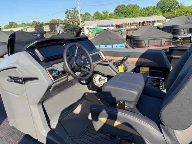 Slide: The Image of Godfrey Sanpan 2500 SFL - Suzuki 350 2026 - 17