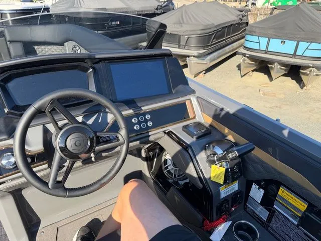 Slide: The Image of Godfrey Sanpan 2500 SFL - Suzuki 350 2026 - 18