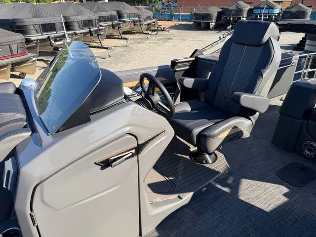 Slide: The Image of Godfrey Sanpan 2500 SFL - Suzuki 350 2026 - 21