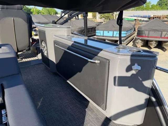 Slide: The Image of Godfrey Sanpan 2500 SFL - Suzuki 350 2026 - 22