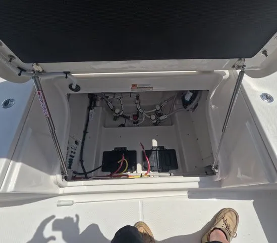 Slide: The Image of Robalo Cayman 246 2026 - 10