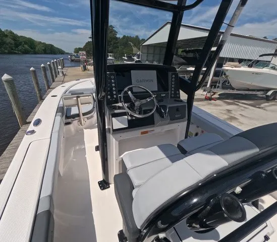 Slide: The Image of Robalo Cayman 246 2026 - 14