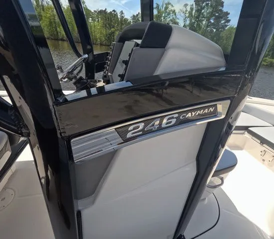 Slide: The Image of Robalo Cayman 246 2026 - 16