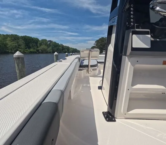 Slide: The Image of Robalo Cayman 246 2026 - 18