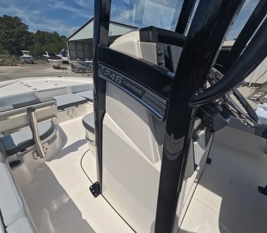 Slide: The Image of Robalo Cayman 246 2026 - 19