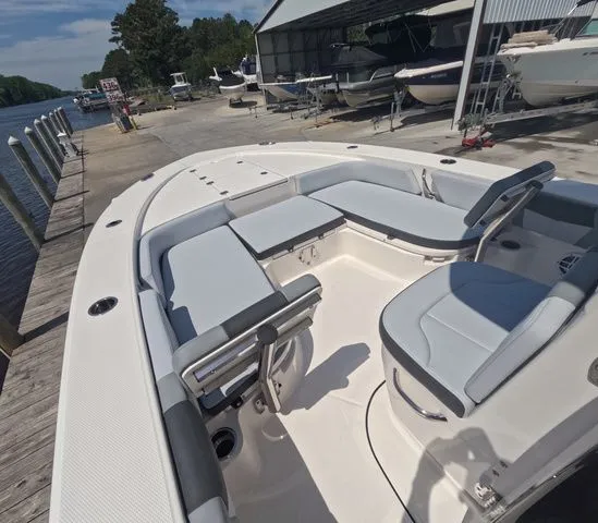 Slide: The Image of Robalo Cayman 246 2026 - 20