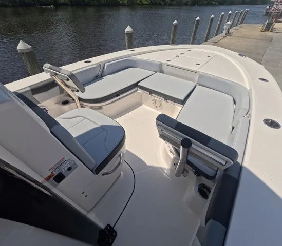Slide: The Image of Robalo Cayman 246 2026 - 21