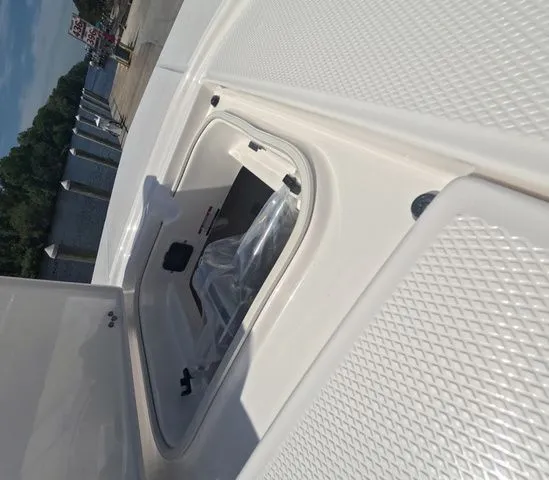 Slide: The Image of Robalo Cayman 246 2026 - 22