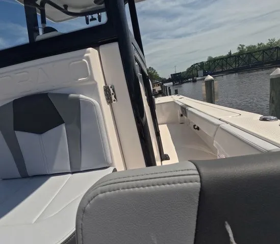 Slide: The Image of Robalo Cayman 246 2026 - 24