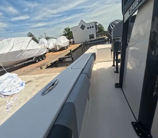 Slide: The Image of Robalo Cayman 246 2026 - 25