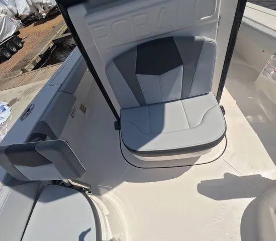 Slide: The Image of Robalo Cayman 246 2026 - 27