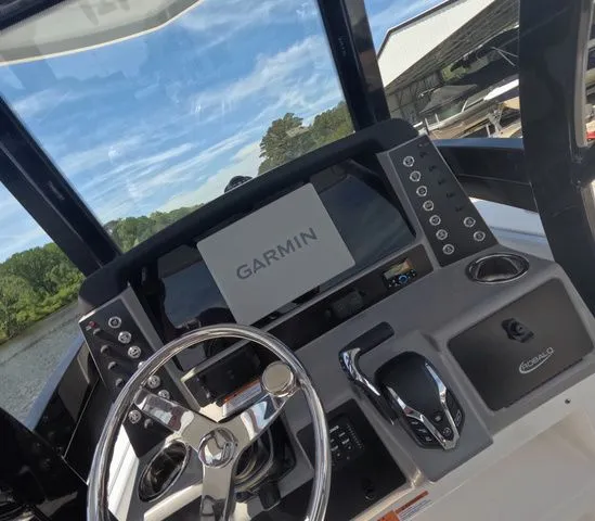 Slide: The Image of Robalo Cayman 246 2026 - 31