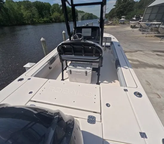 Slide: The Image of Robalo Cayman 246 2026 - 6