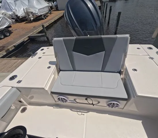 Slide: The Image of Robalo Cayman 246 2026 - 9