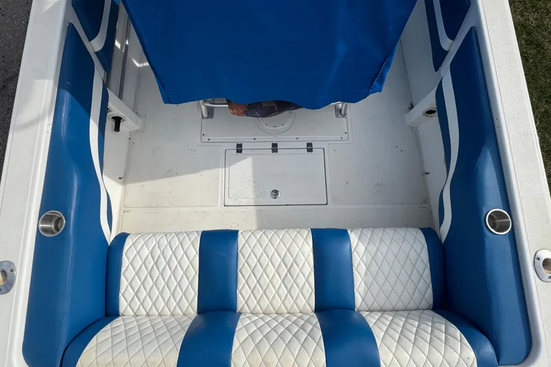 Slide: The Image of Blue and white seating on a 2001 Fountain 31 Tournament Edition boat. - 11