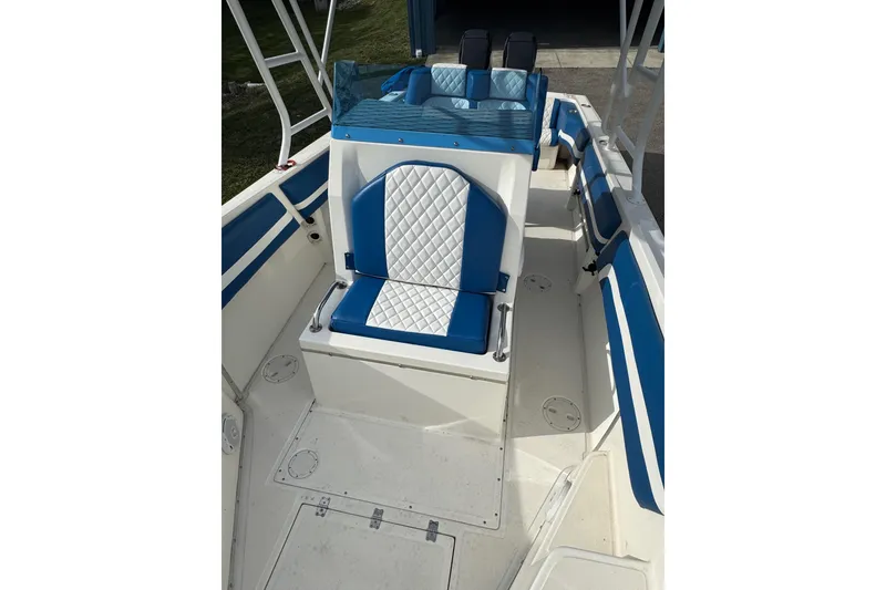 Slide: The Image of 2001 Fountain 31 Tournament Edition boat interior with blue and white seating. - 24