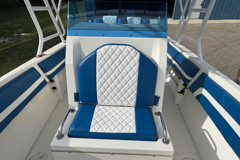 Slide: The Image of Blue and white seating on 2001 Fountain 31 Tournament Edition boat. - 25