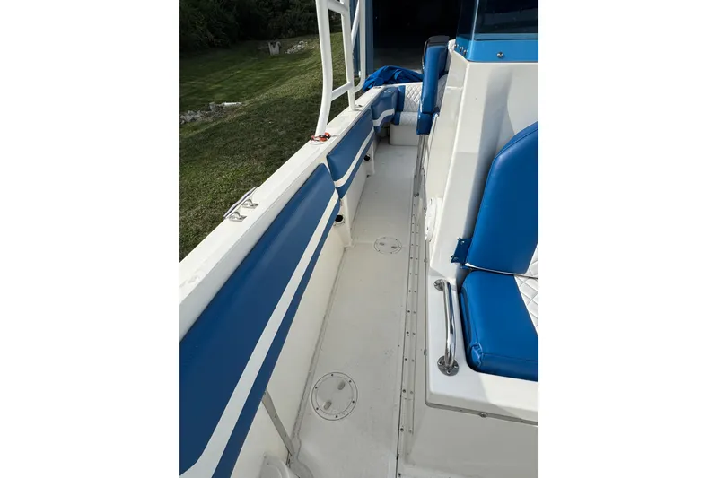 Slide: The Image of 2001 Fountain 31 Tournament Edition boat interior with blue and white seating. - 27