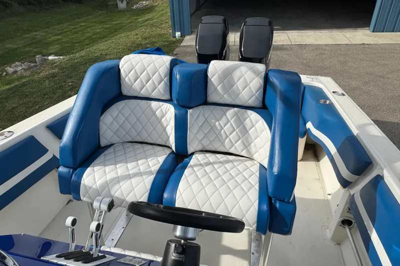 Slide: The Image of Blue and white seating on a 2001 Fountain 31 Tournament Edition boat. - 31