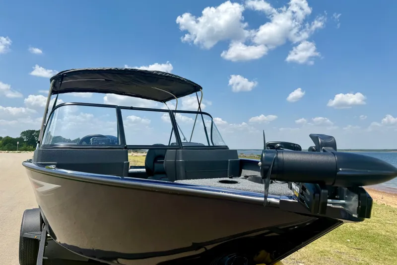 Slide: The Image of 2026 Tracker Pro Guide V-175 WT boat on a sunny day by the water. - 21